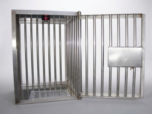 Geöffneter Event-Tresor 'Fort Knox' im robusten Chromstahlrohr-Design, präsentiert mit geöffneter Gittertür für Messen und Events.