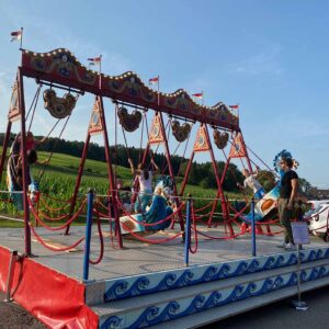 Nostalgische Seepferdchen Schiffschaukel mit Kindern